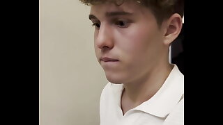 Twink con fimosis se masturba a escondidas en la comida familiar